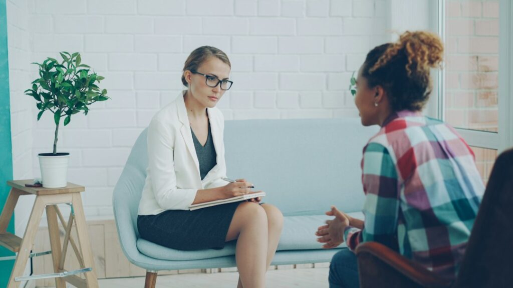 معالجة نفسية تجري جلسة استشارية مع مريضة في بيئة هادئة ومريحة